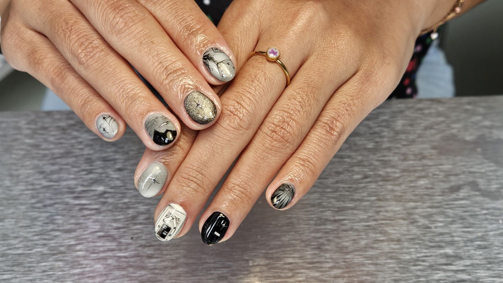 Tim PARAPUAN mencoba layanan unik dari Capriques bernama Mystery Manicure. Layanan ini akan menawarkan nail arts unik sesuai personalita.