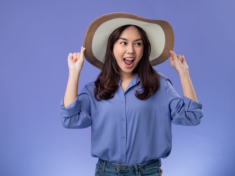 Blouse menjadi salah satu item ciri khas fashion ala Korea yang belakangan ini sedang tren. Intip rekomendasinya, yuk!