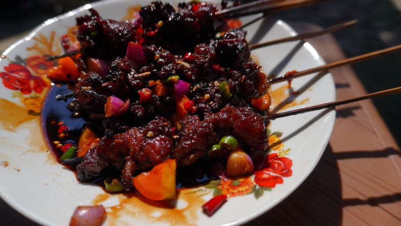 Bisa pakai daging kurban, ternyata begini cara membuat sate buntel khas Solo yang nikmat dengan citarasa unik.