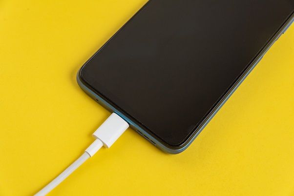 Perempuan sering mengeluh charger ponsel cepat rusak, ternyata lima kebiasaan ini bisa jadi penyebabnya.