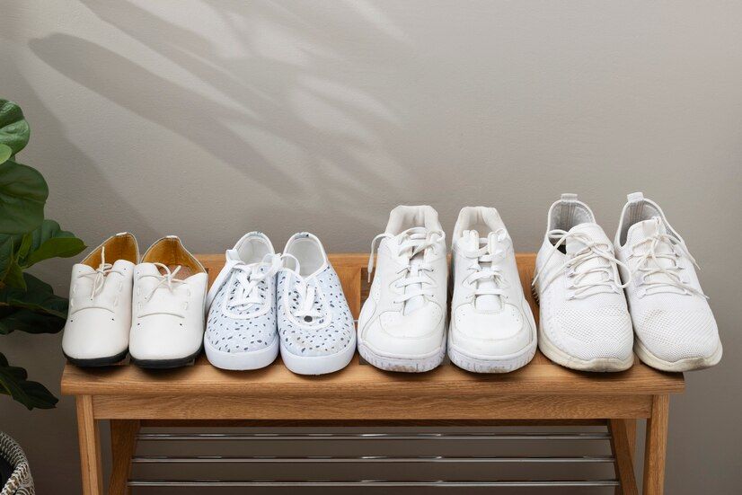 Sepatu putih menjadi fashion item idola perempuan. Begini cara merawat sepatu putih buar tetap awet.