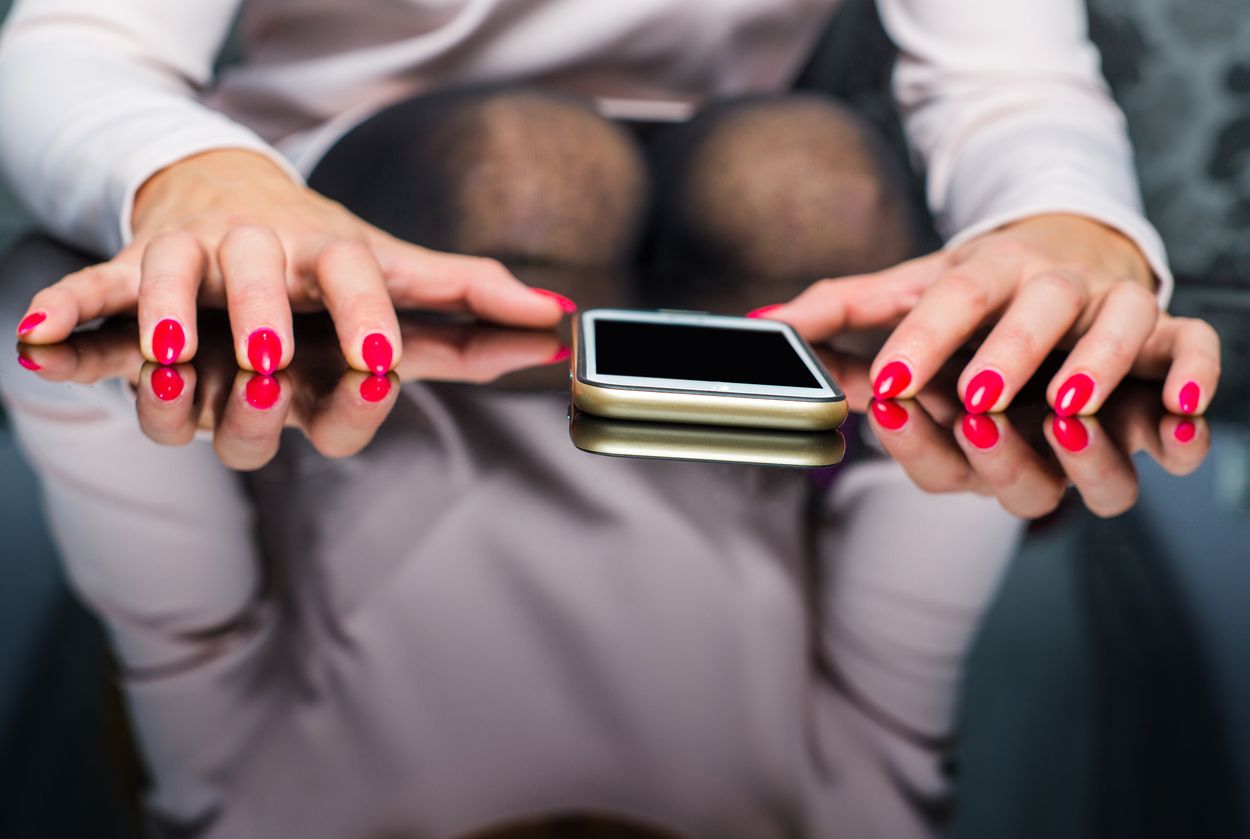 Kasus sekstorsi di media sosial makin ramai. Apa yang platform digital bisa lakukan untuk mencegahnya dan kenapa perempuan rentan terancam?