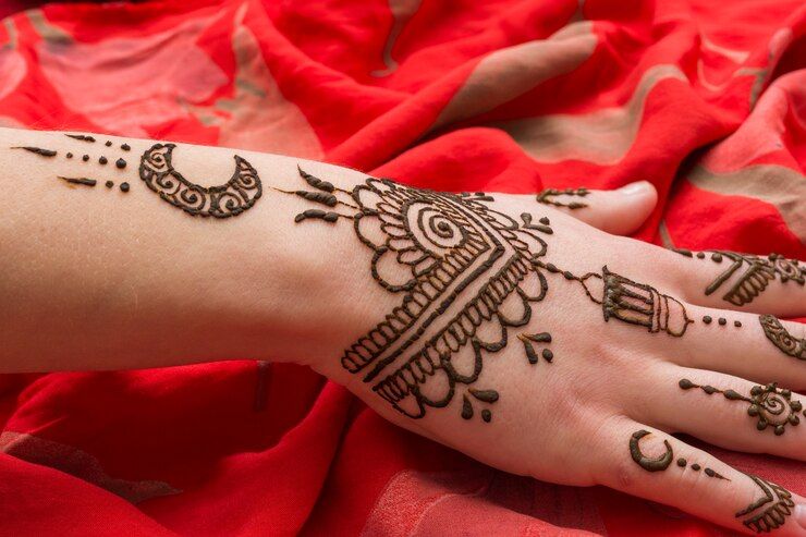 Begini tips mengaplikasikan henna agar lebih tahan lama. Kuncinya adalah membiarkannya kering secara alami!