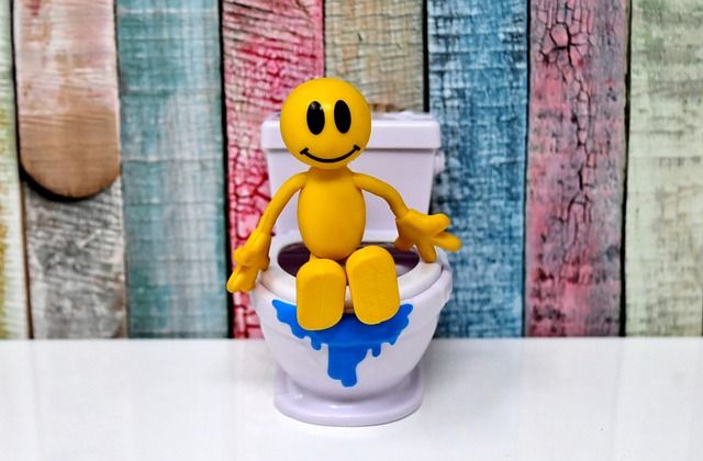 Beberapa penyebab anak enggan buang air di toilet. Pahami dan terapkan solusinya agar balita segera bisa potty training!