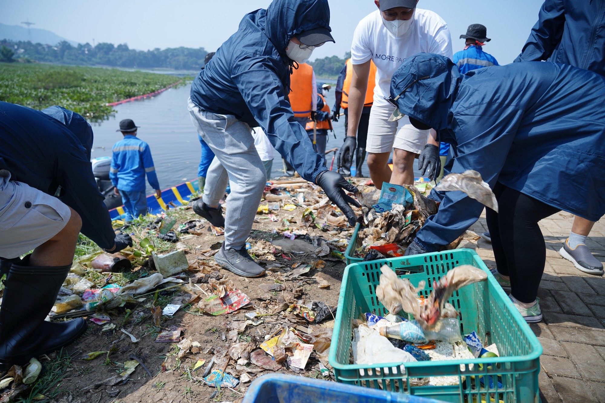 Milyaran kemasan produk kecantikan yang merusak lingkungan. Mengatasi ini, brand Korea Amorepacific bersih-bersih sampah.