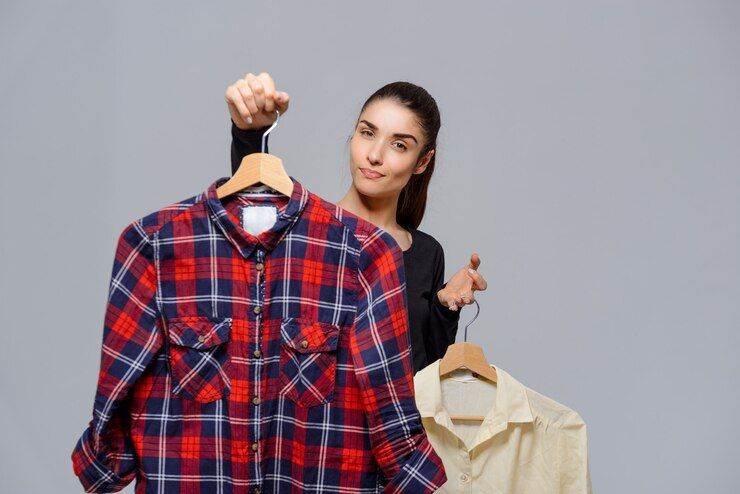 Kawan Puan bertubuh petite atau mungil? Begini tips mengenakan kemeja oversized agar tidak terlihat 'tenggelam'.