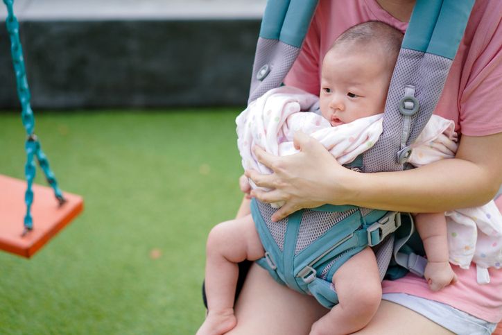 Dengan memperhatikan panduan ini, Kawan Puan dapat memilih gendongan bayi yang aman, nyaman, dan praktis, membuat pengalaman menggendong bayi menjadi lebih menyenangkan.