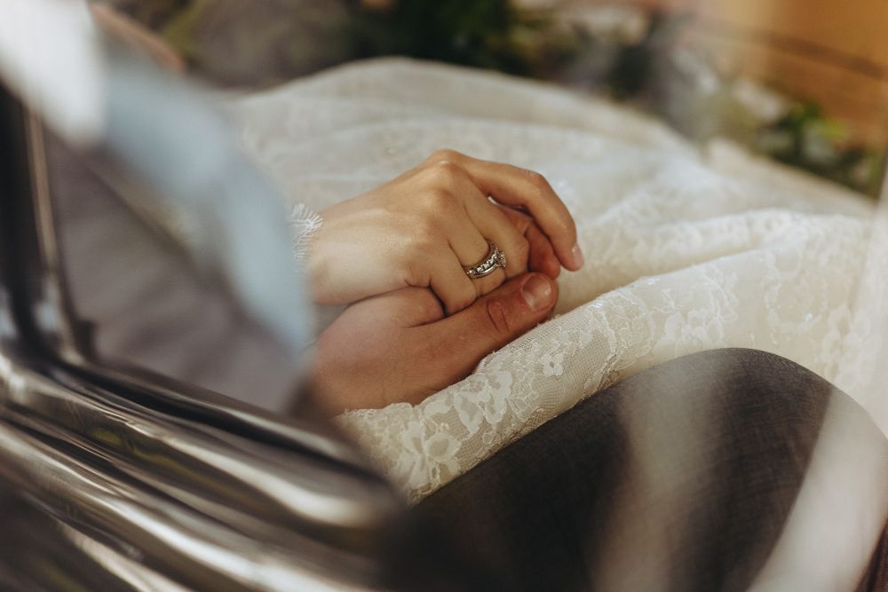 Lima tips memilih cincin pernikahan untuk perempuan, pertimbangkan anggaran dan ukuran jarimu. Berikut panduan lengkapnya!