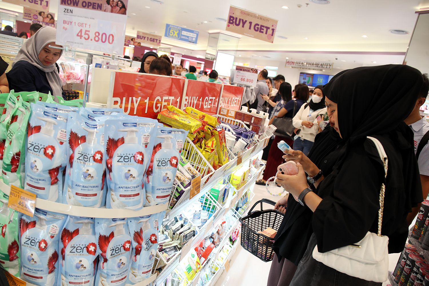 Untuk belanja produk kecantikan dan kesehatan yang sedang viral, kini ada di Bintaro. Yaitu AEON Health & Beauty Bintaro Jaya Xchange Mall 2.
