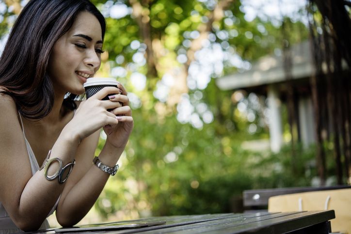 Apakah minum kopi hitam di pagi hari bagus? Temukan manfaat, risiko, dan tips untuk menikmati kopi hitam dengan sehat agar mendapatkan energi optimal dan fokus sepanjang hari.