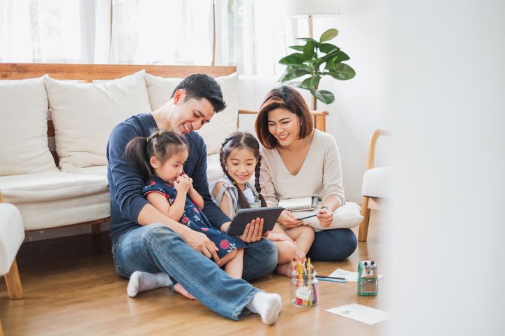 Spesialis kejiwaan Rumah Sakit JIH Solo ungkap cara mengelola dampak negatif digital parenting pada anak. Seperti apa?