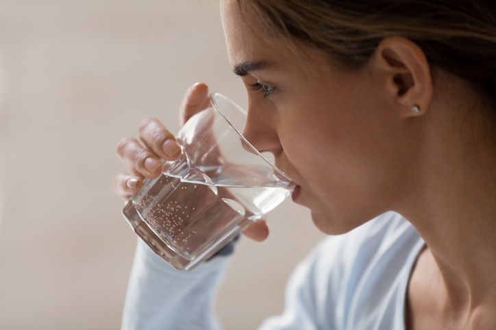Pahami respons tubuh yang berbeda-beda terhadap kebiasaan minum air dingin saat bangun tidur agar terhindar dari risiko kesehatan.