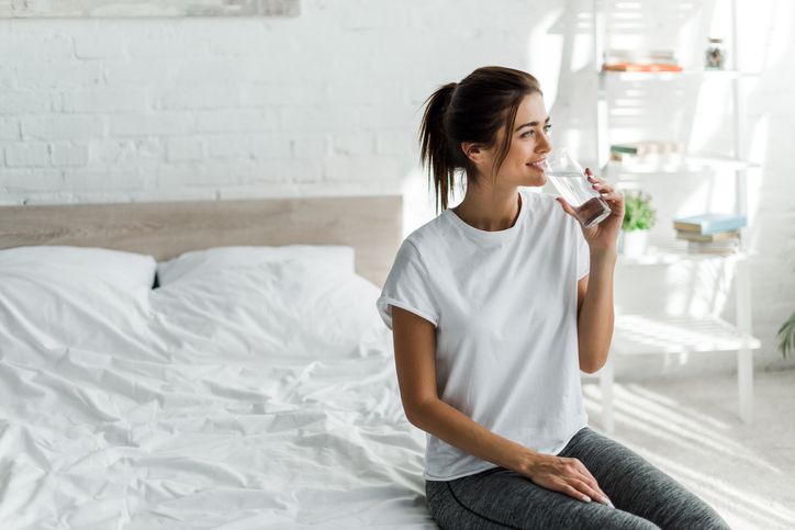 Ketahui jumlah ideal air putih yang harus diminum saat bangun pagi dan manfaat kesehatannya agar tubuh lebih segar dan metabolisme yang optimal.