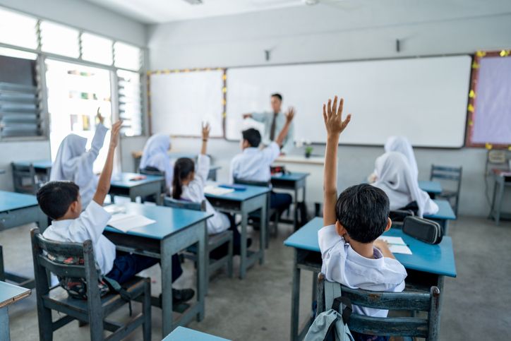 Kemendikbud Ristek akan mewajibkan penerapan Kurikulum Merdeka. Kenali apa itu Kurikulum Merdeka dan bedanya dengan Kurikulum 2013.
