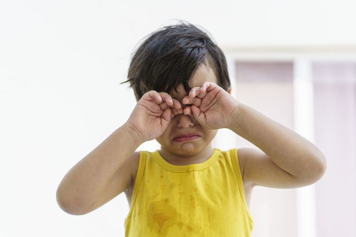 Anak balita memukul diri sendiri? Berikut ini kemungkinan penyebabnya dan cara yang bisa kamu lakukan untuk mengatasinya.