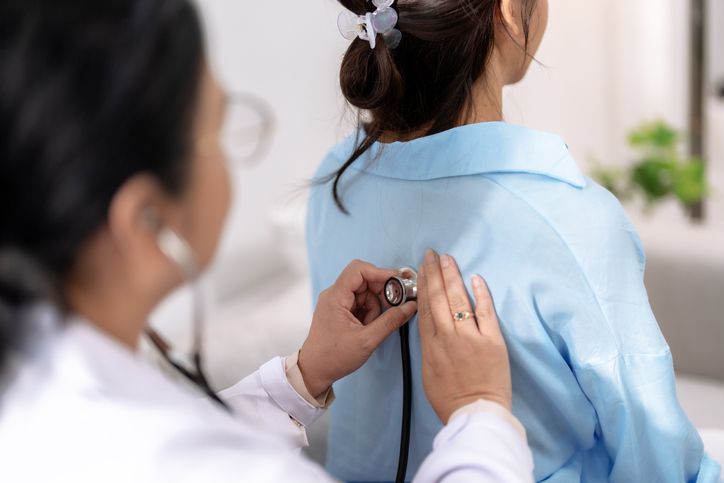 Adalah Penting melakukan cek kesehatan rutin untuk mencegah penyakit tidak menular seperti jantung, stroke, dan kanker. Lakukan pemeriksaan setidaknya setahun sekali.