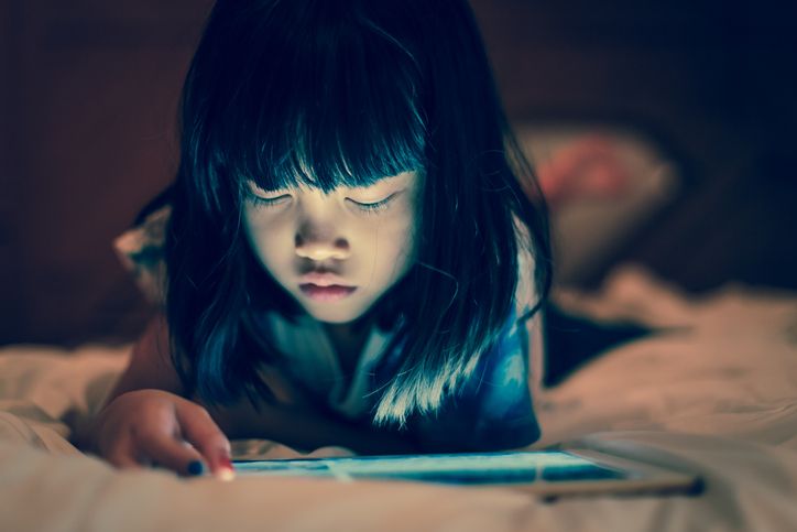 Bentuk ancaman kejahatan siber dan cara melindungi anak agar tetap aman menggunakan internet. Ini yang perlu dilakukan!