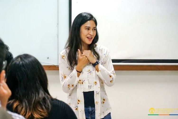Pernah dilakukan oleh Dian Sastro saat mengajar di IU, ini tips memakai kebaya untuk kerja bagi perempuan masa kini.