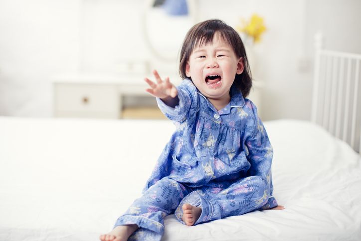 Beberapa hal yang bisa jadi penyebab anak balita terbangun dari tidur dan turun dari kasurnya di malam hari.