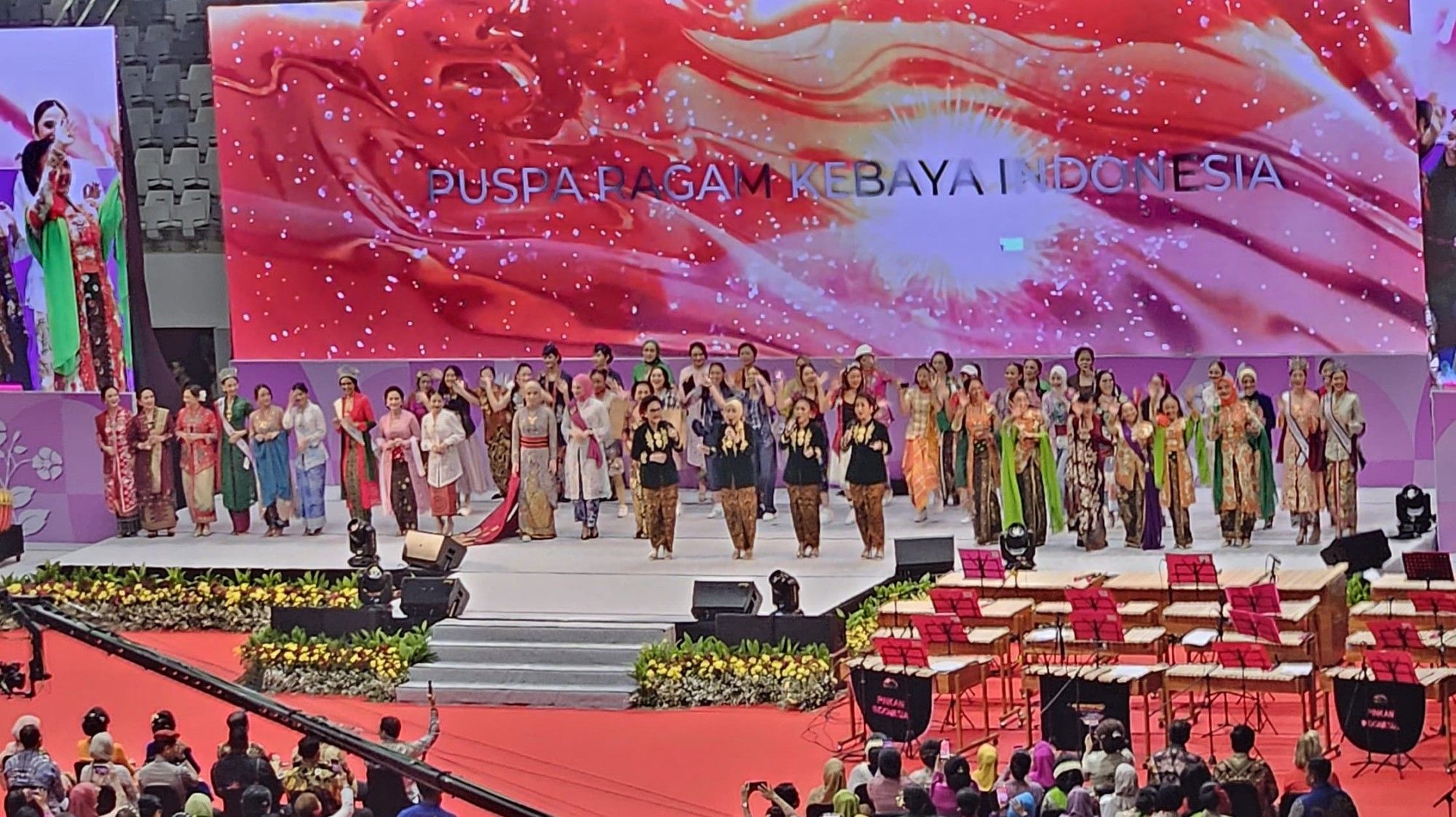 Peringatan pertama Hari Kebaya Nasional 2024 cetak rekor MURI. Ini rangkaian acara di perayaan Hari Kebaya Nasional.