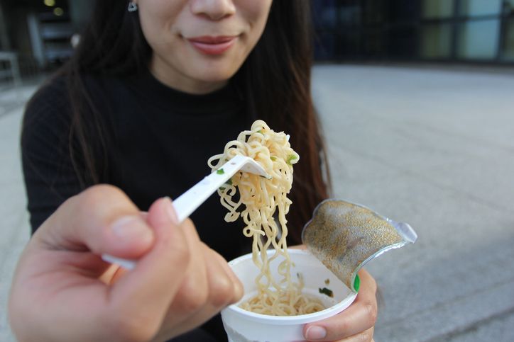 Ada kelebihan dan kekurangan sarapan dengan mi dan ketahui tips untuk menjadikan sarapan mi lebih sehat dan bergizi.