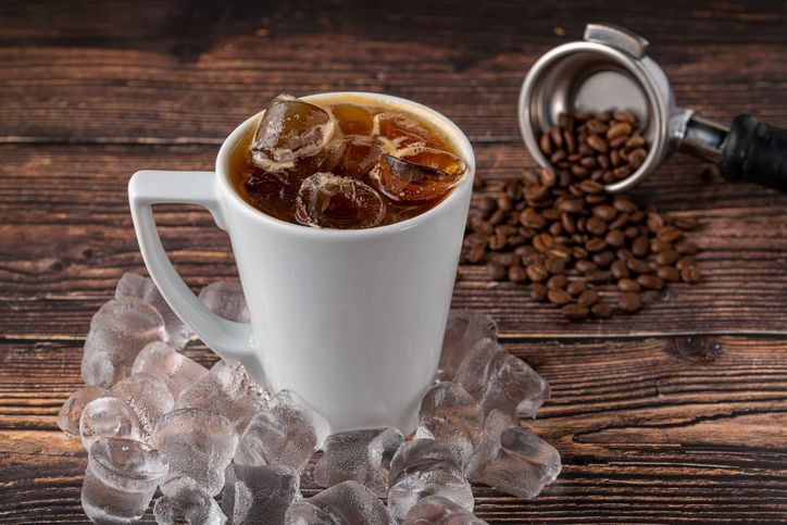 Kopi dingin bisa menjadi alternatif yang menyegarkan dan tetap memberikan manfaat kafein yang dibutuhkan untuk memulai hari dengan penuh semangat.