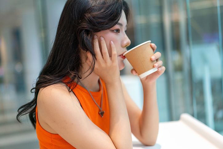 Ada cara untuk cara menikmati kopi tanpa menyebabkan asam lambung dengan tips praktis seperti memilih kopi rendah asam, menambahkan susu, dan menghindari minum kopi saat perut kosong. 