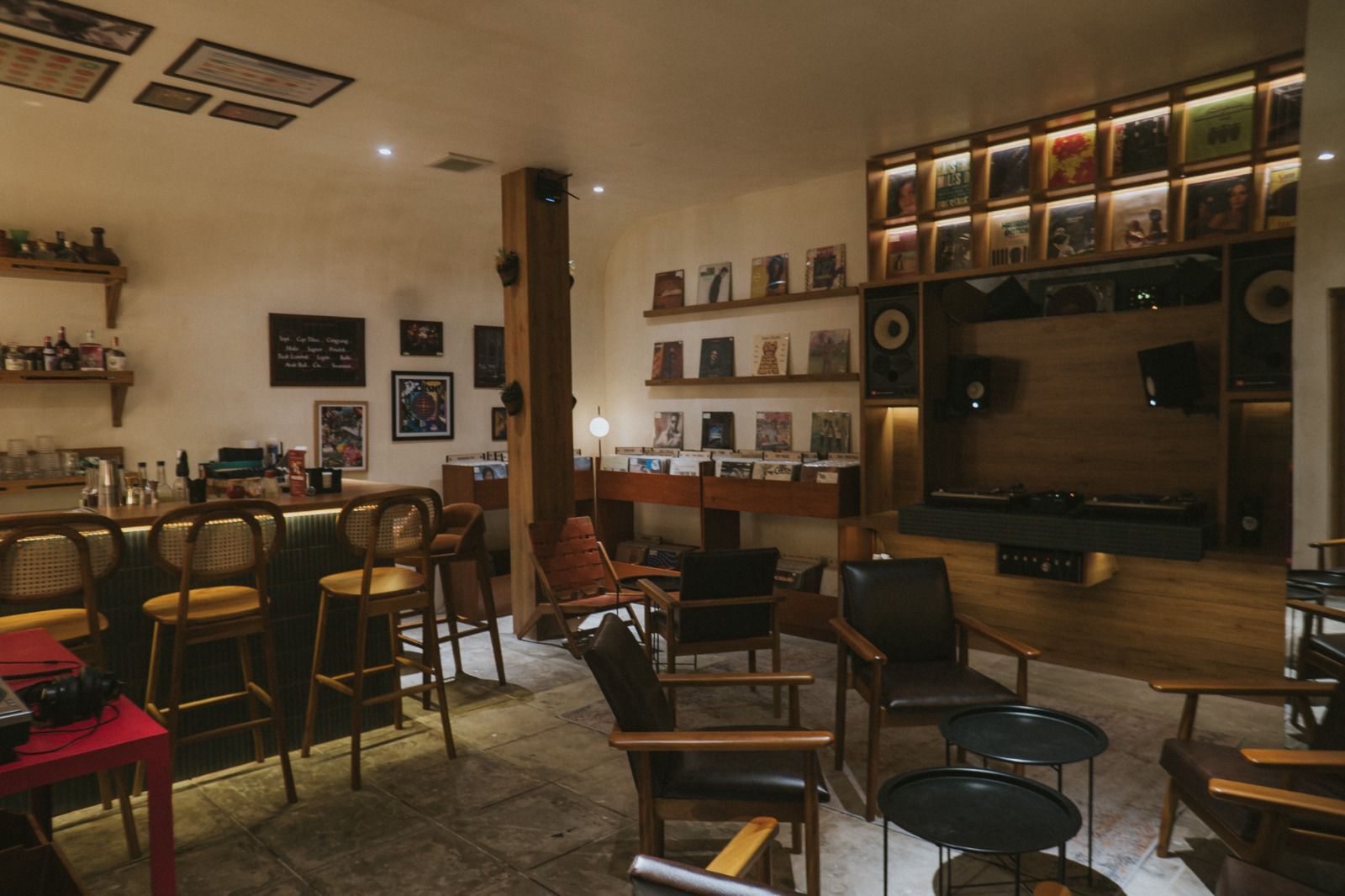 Bagi para pecinta musik klasik analog, berikut rekomendasi tempat menikmati piringan hitam di Jakarta, Foam Vinyl & Cocktail Bar.