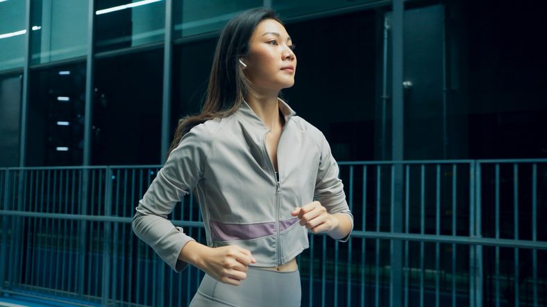 Melakukan jogging di malam hari memberikan beberapa kebaikan walaupun ada beberapa hal yang perlu diperhatikan.