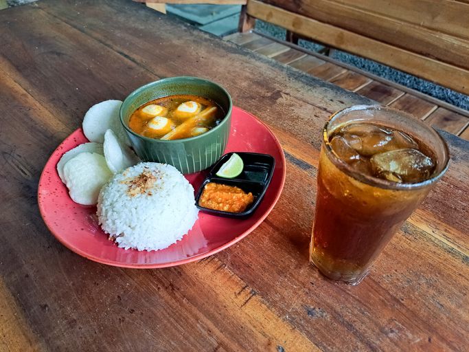 Minum teh manis sehabis makan nasi bisa memberikan kenikmatan dan manfaat tertentu, namun perlu dipertimbangkan beberapa hal penting terkait kesehatan.