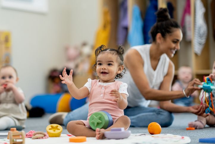 Untuk meminimalkan risiko anak mengalami kekerasan oleh pengasuh, berikut cara memilih daycare yang tepat.