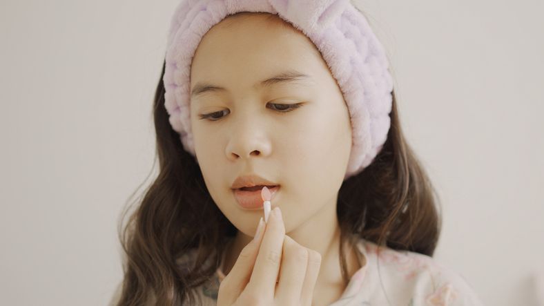Pengaruh media sosial, anak perempuan alami tekanan standar kecantikan sampai muncul pikiran negatif tentang penampilan sejak dini.