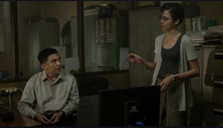 Sinopsis film Kabut Berduri, kisahkah polisi perempuan yang ditugaskan untuk memecahkan kasus di wilayah perbatasan.