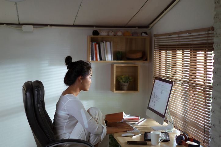 Kesehatan fisik dan mental meningkat lantaran bekerja hybrid atau hybrid working? Penelitian ungkap hal ini.