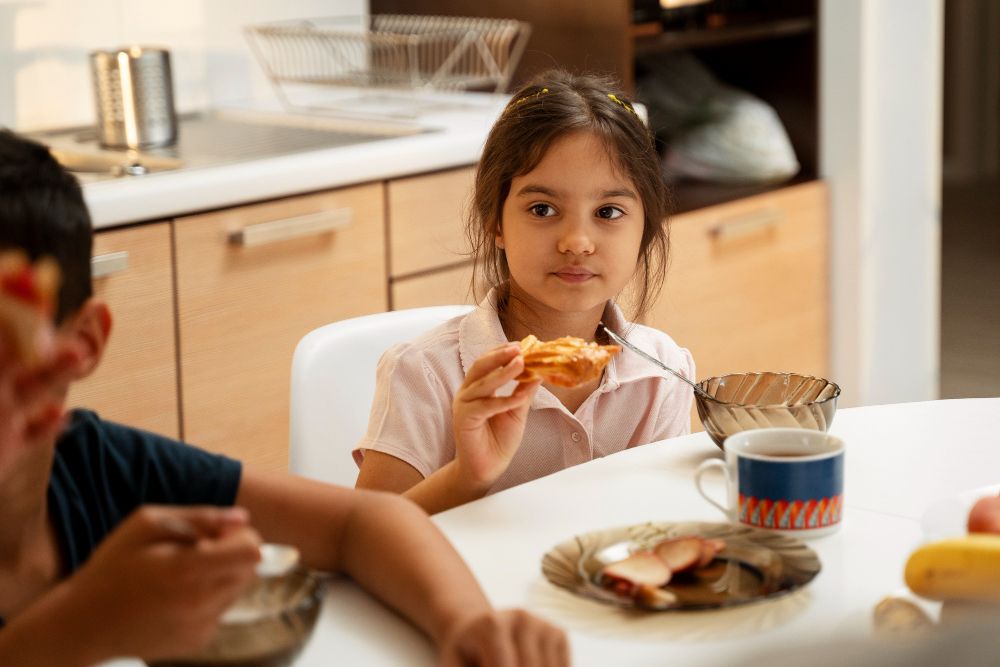 Anak picky eater menunjukkan beberapa tanda termasuk tidak mau makan di luar. Berikut cara mengatasinya!