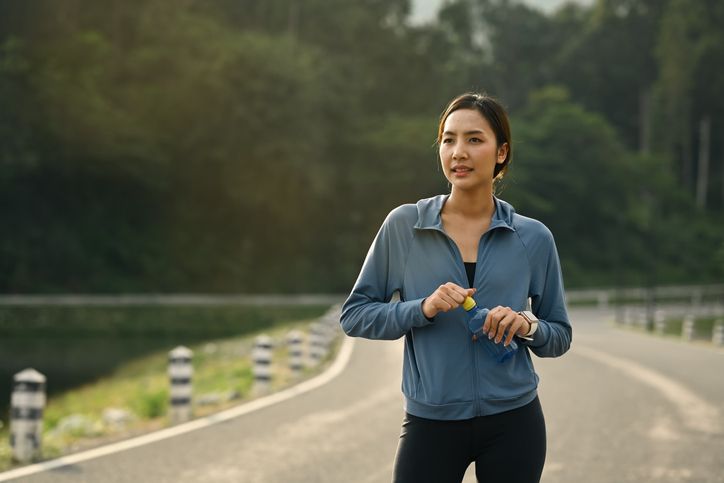 Sarapan dulu atau jalan pagi dulu, sangat tergantung pada kondisi dan tujuan pribadi dan yang terpenting adalah mendengarkan tubuh dan menemukan rutinitas yang paling cocok.