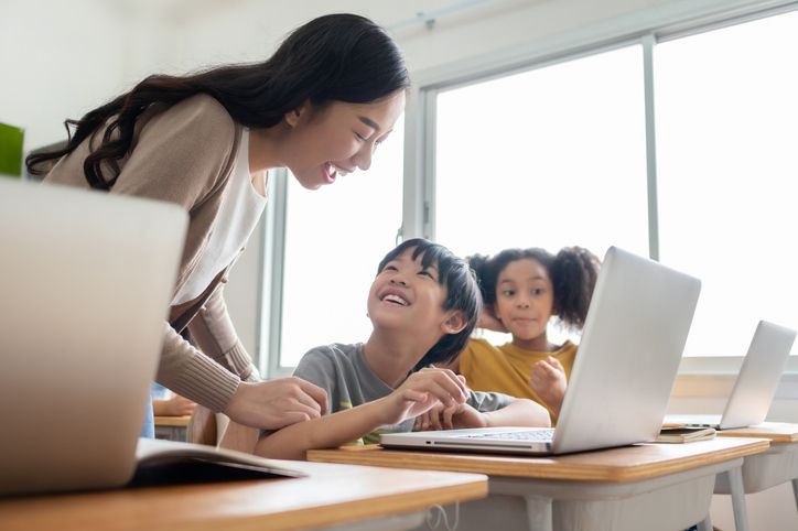 Fokus pada materi esensial dan siswa bisa pilih mata pelajaran sesuai minat. Ini kelebihan dan kekurangan Kurikulum Merdeka!