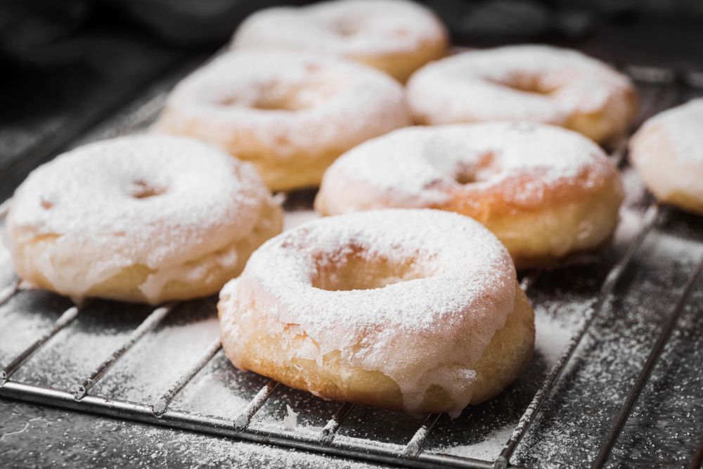 Donut bisa jadi menu camilan akhir pekan saat kumpul bersama keluarga. Berikut tips membuat donat gula halus.