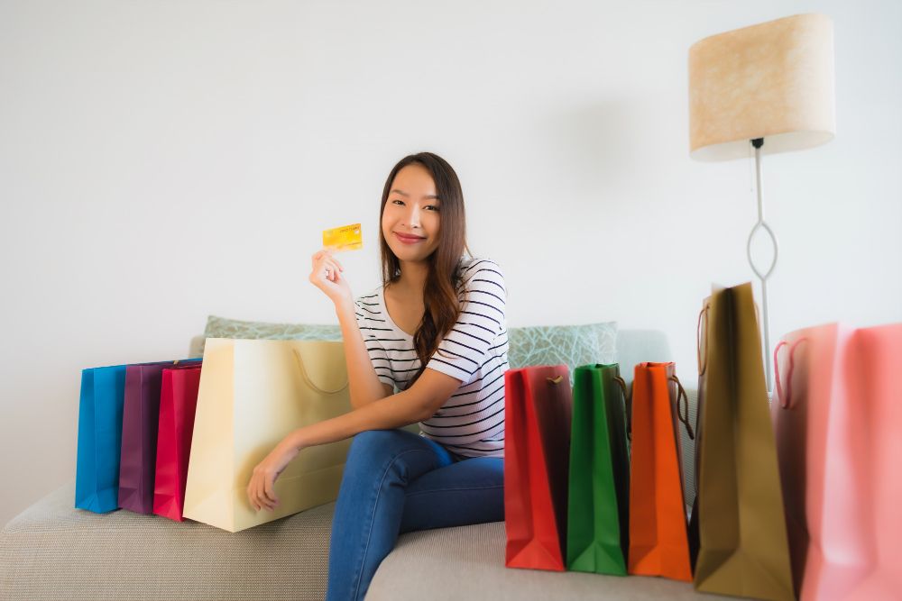 Perempuan rentan membeli barang hanya untuk memenuhi kebutuhan emosional, rupanya hal ini identik dengan istilah impulsive buying.