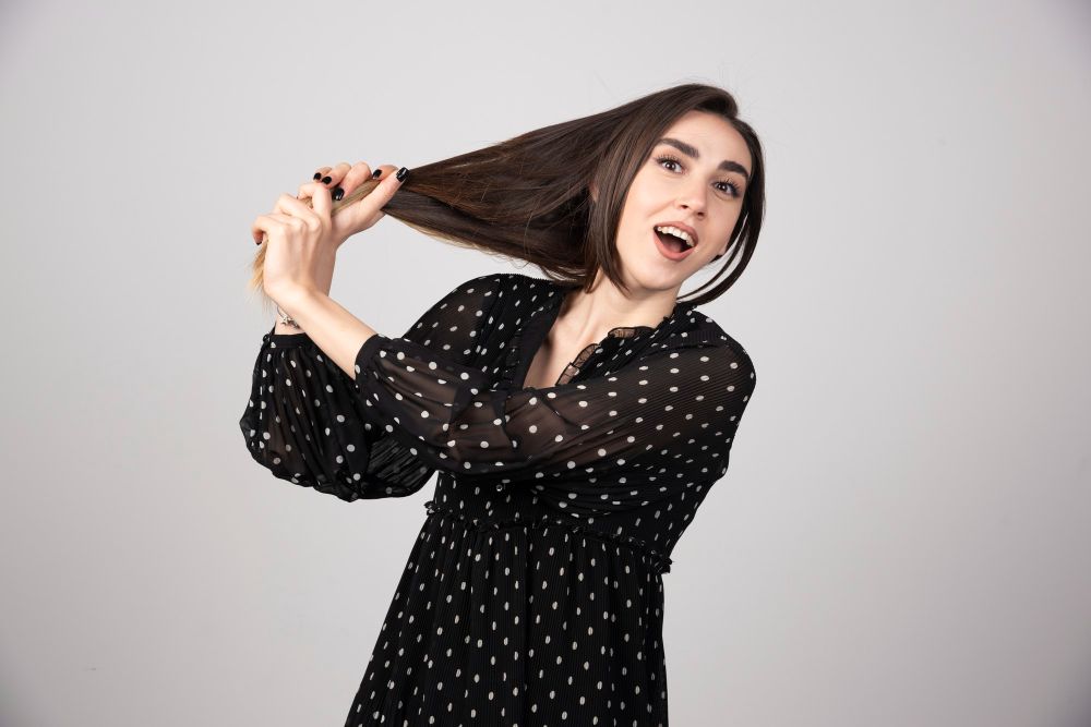Perempuan perlu tahu, berikut berbagai risiko yang akan terjadi jika rambut sering dicatok. Yuk, simak penjelasannya!