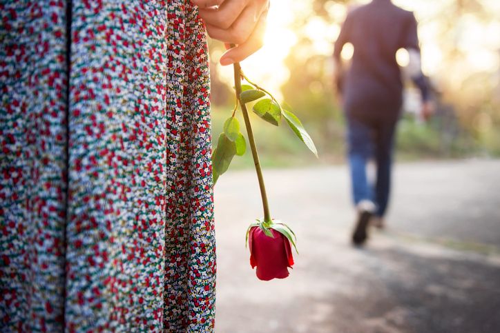 Terlalu cinta dan berbagai alasan yang membuat pacar atau gebetan tiba-tiba menjauh dalam hubungan. Apa saja?