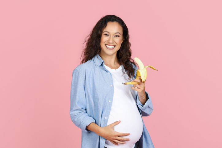Buah pisang ternyata bisa membantu mengatasi morning sickness ibu hamil. Berikut penjelasan lengkapnya.