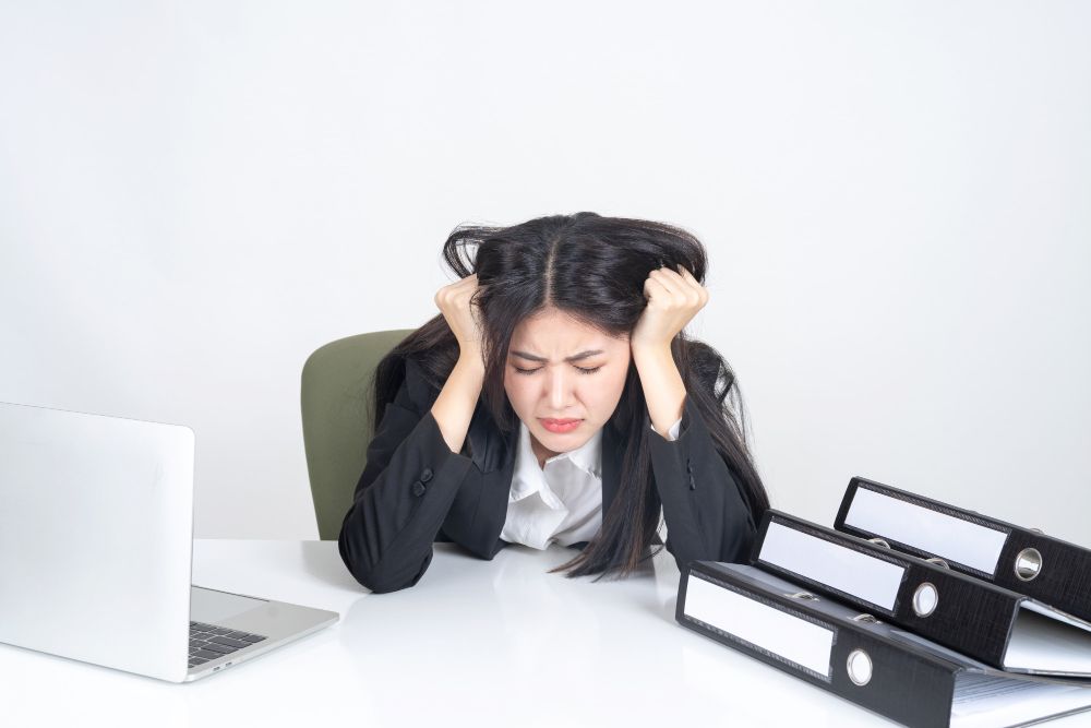 Perempuan karier alami stres karena pekerjaan di kantor, lakukan hal berikut untuk menangani masalah ini!