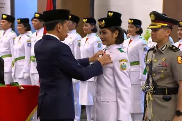 Viral di media sosial soal anggota pasukan pengibar bendera putri lepas hijab saat pengukuhan, ketahui aturan BPIP soal pakaian Paskibraka 2024.