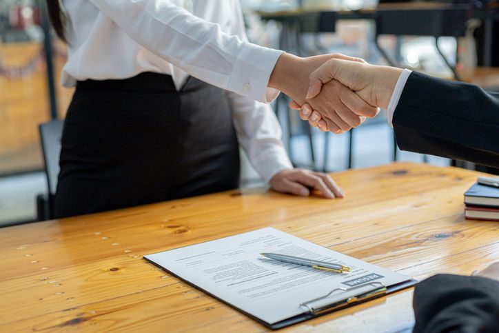 Untuk fresh graduate, begini contoh pertanyaan interview kerja yang kerap diajukan dan cara menjawabnya.