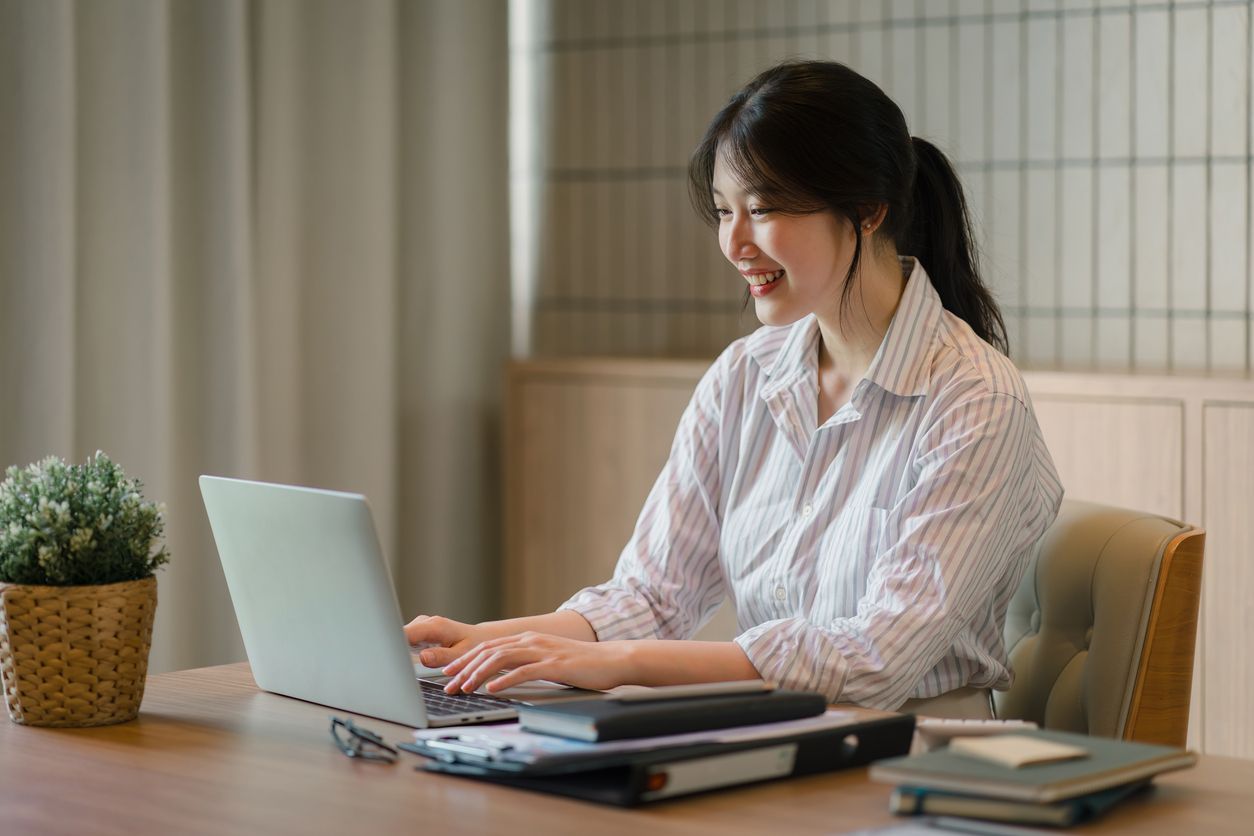 Hybrid working seperti dua mata pisau bagi perempuan. Bisa menguntungkan, tapi juga merugikan. Ini tantangannya bagi perempuan karier.