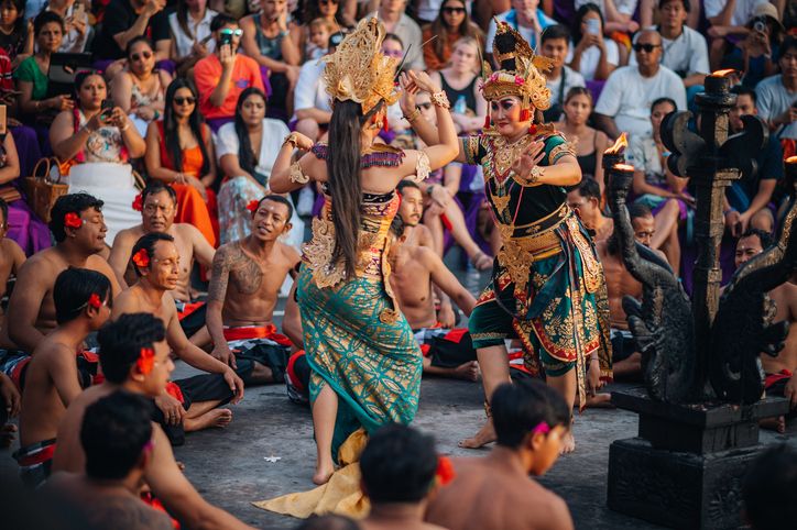 Mengenalkan budaya Indonesia lewat media sosial TikTok di tengah gempuran modernisasi. Berikut cerita tiga kreator muda di TiikTok.