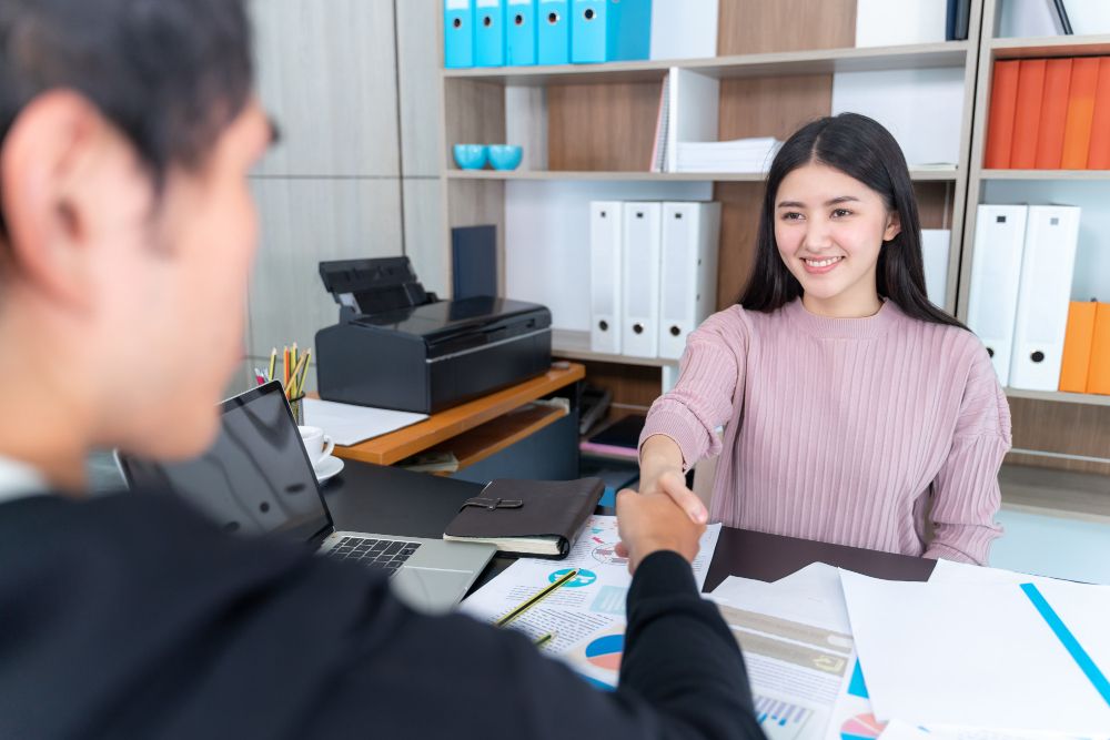 Ada lima pertanyaan interview customer service yang sering ditanyakan recruiter. Berikut rangkuman lengkapnya untukmu.
