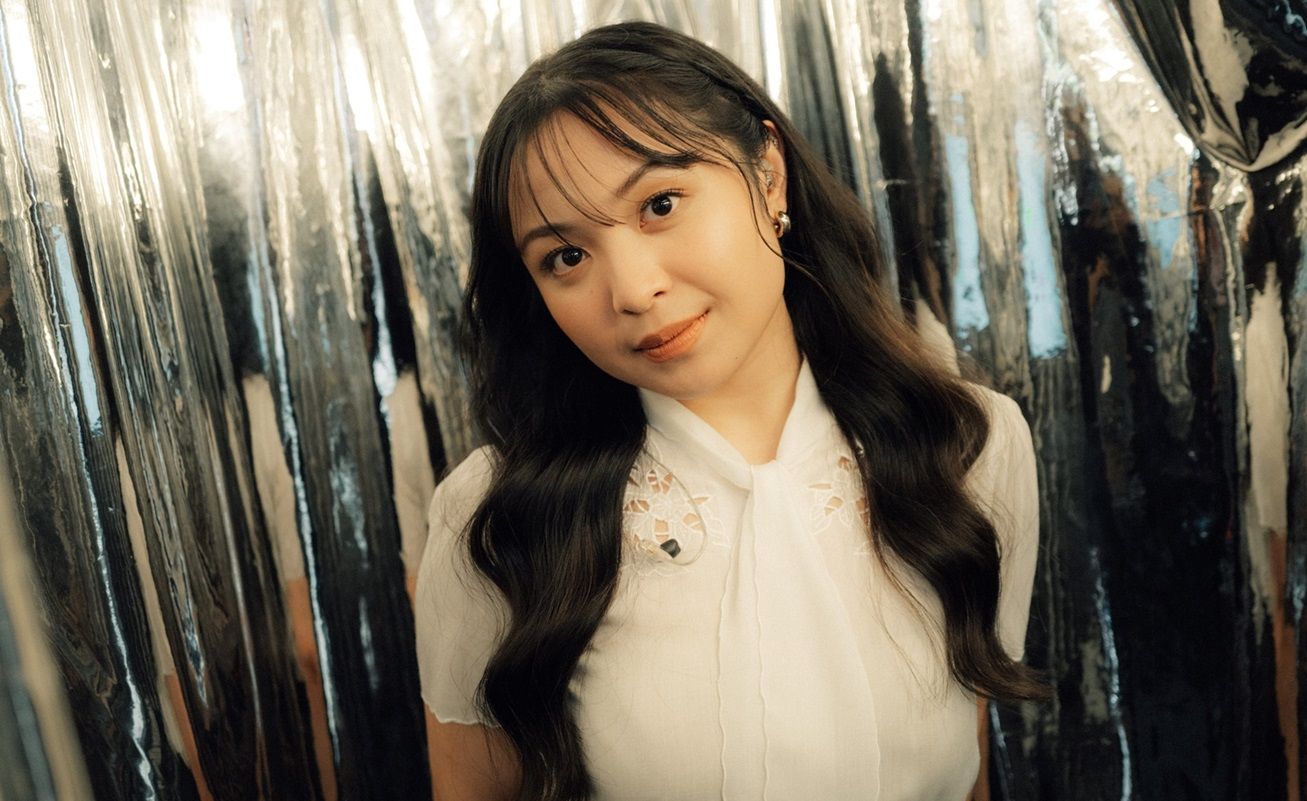 Lagu-lagunya populer, penyanyi perempuan Bernadya pecahkan dua rekor di Spotify. Yuk simak lengkapnya.