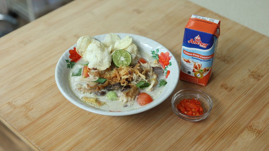 Ini dia resep soto betawi yang creamy ala Chef Devina Hermawan. Yuk intip bahan dan langkah pembuatannya.